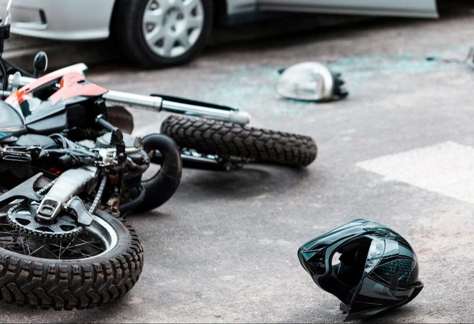 Bakıda motosikletçi qırmızı işıqdan keçərək qəza törətdi