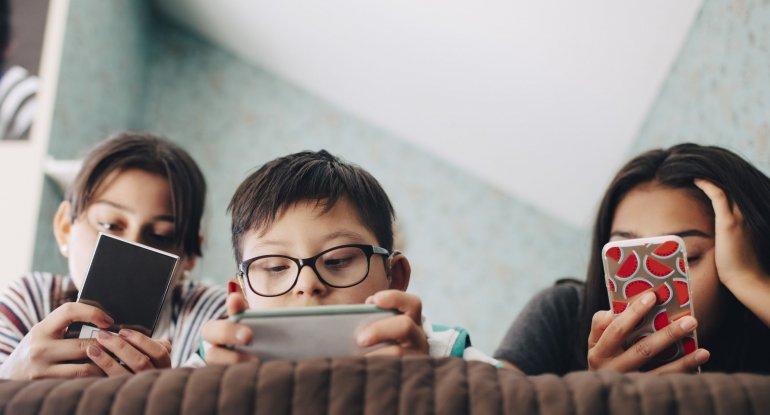 Pediatrdan xəbərdarlıq: Telefonlar uşaqların beyininə zərər verir