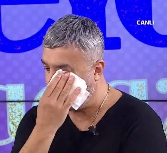 Məşhur müğənninin qardaşı canlı yayımda ağladı: “Çox darıxıram”