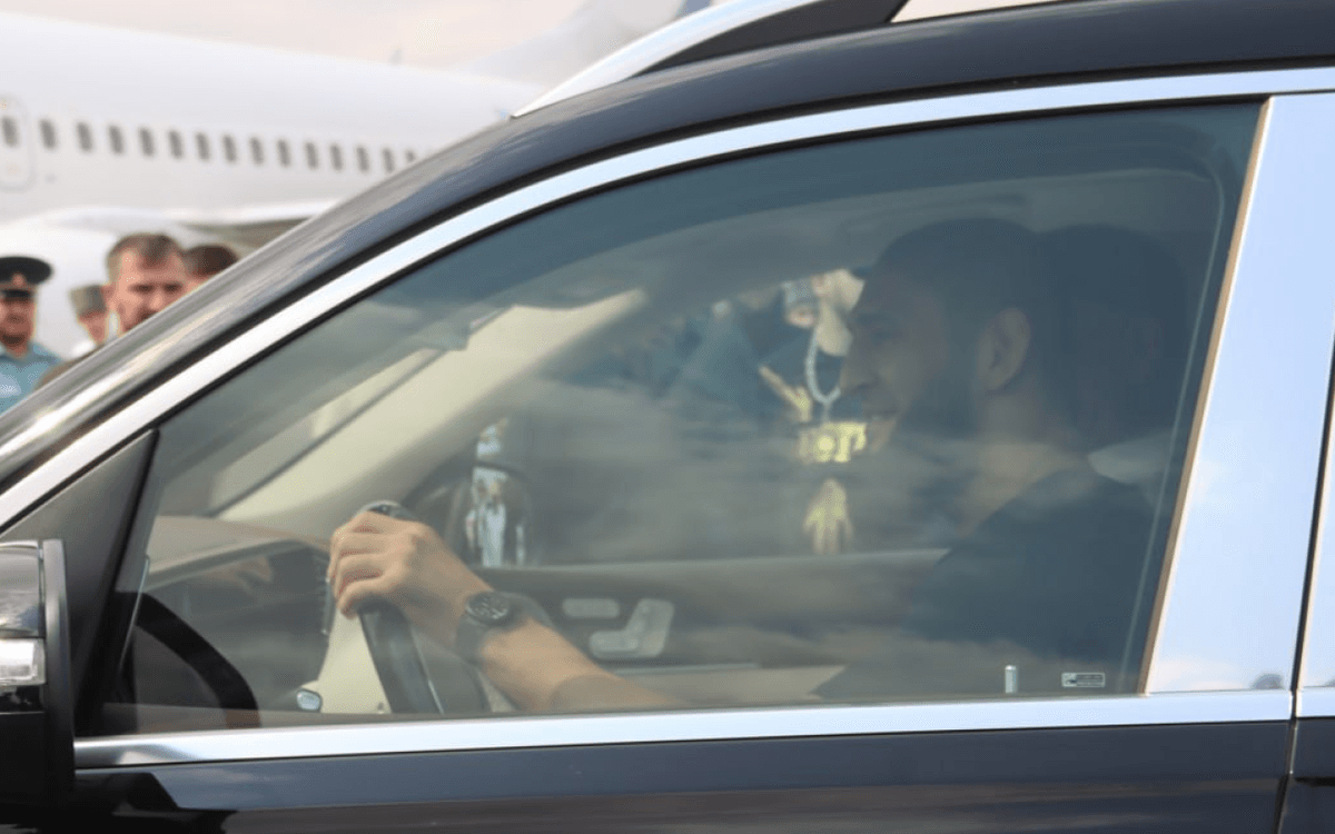 Kadırov UFC çempionuna "Maybach" hədiyyə etdi