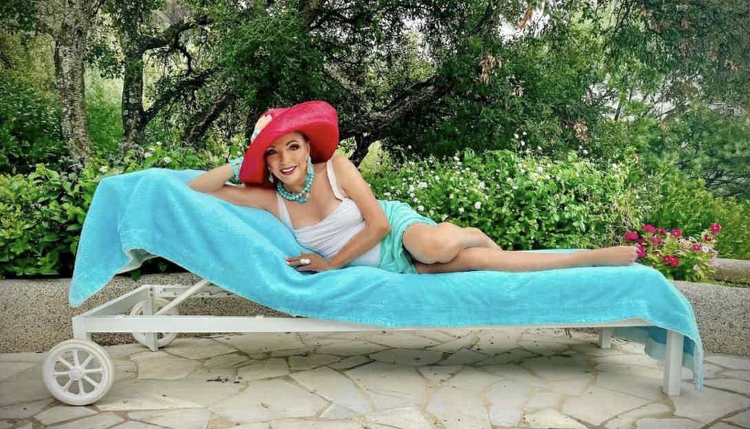 92 yaşlı aktrisa çimərlik görünüşü ilə hər kəsi şoka saldı - FOTO