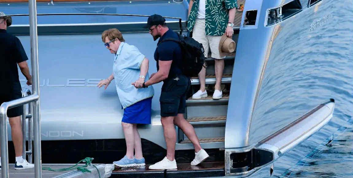 Elton Conun yaxtada görünüşü narahatlıq doğurdu - FOTOLAR