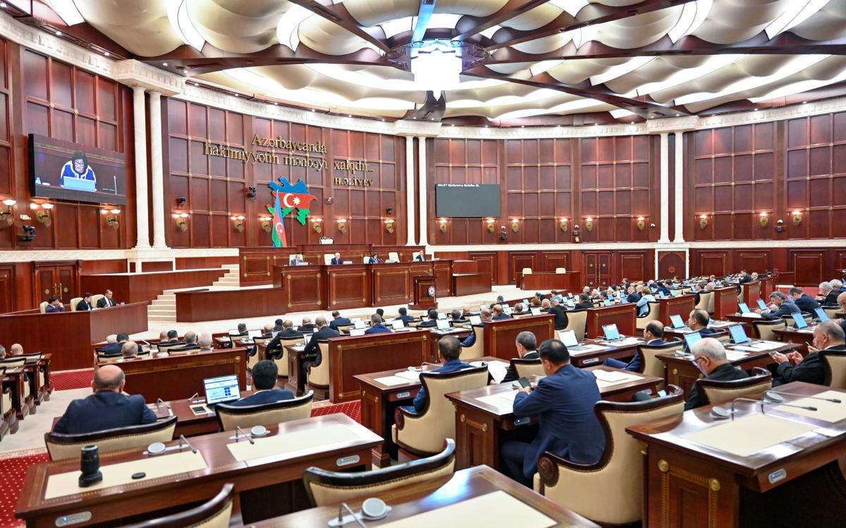 Sabah deputatların tətili başa çatır