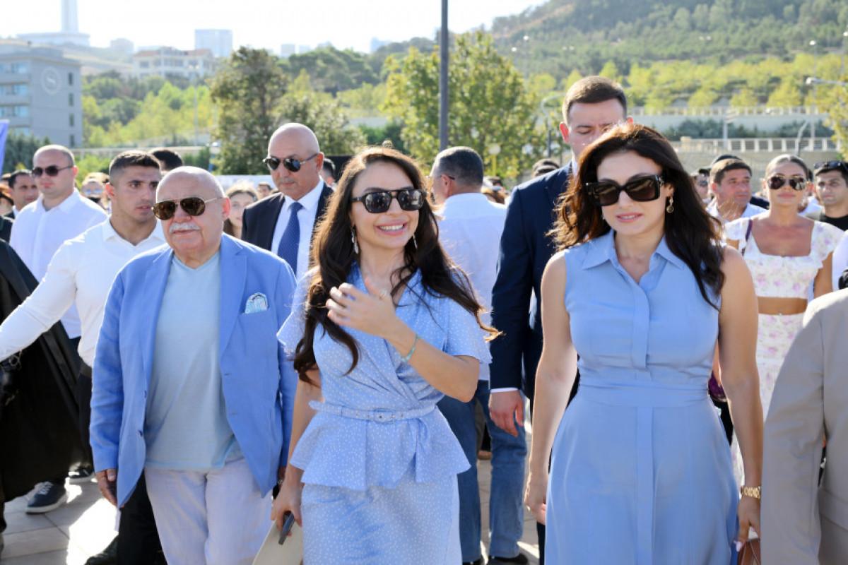Leyla Əliyeva klassik avtomobillərin yürüşündə - FOTO