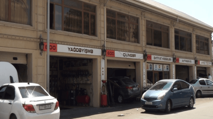 Avtomobil təmiri yerləri yollarda sıxlığa səbəb olur – Günah kimdədir?