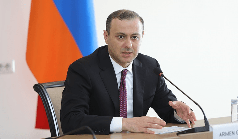 Qriqoryan sabah Parisə gedəcək