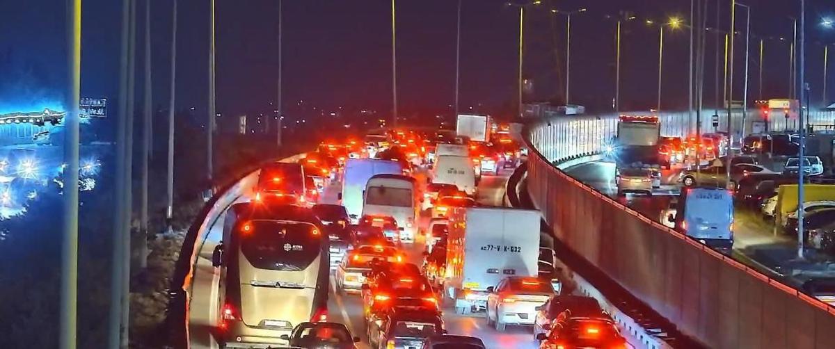 Dairəvi yolda qəza - sıxlıq yarandı