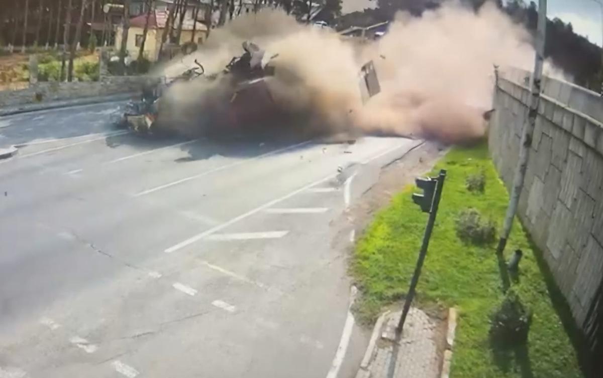 “KamAZ”ın maşının üstünə aşdığı an - FOTO