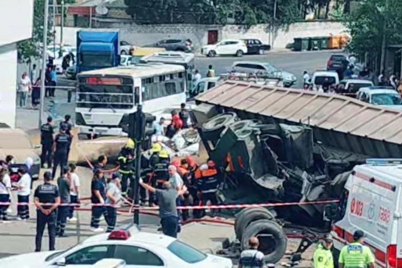 Bakıda yük maşını körpüdən aşaraq avtomobillərin üzərinə düşüb