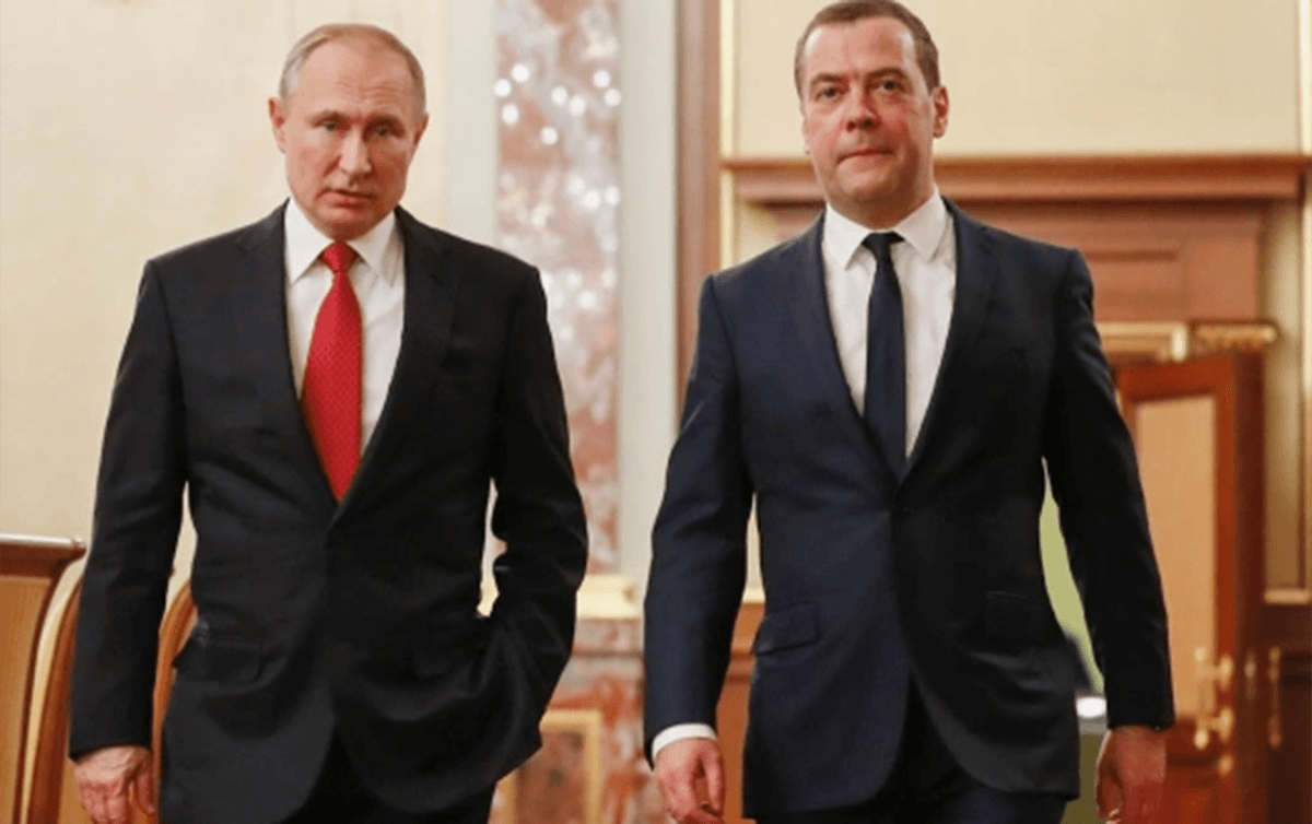 Putin Medvedevi təltif etdi