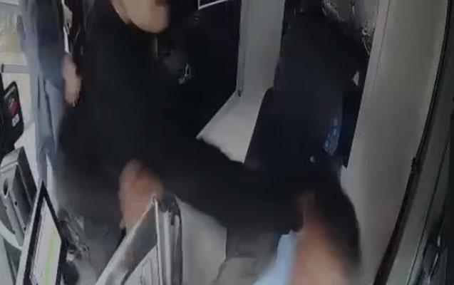 Bakıda sərnişin avtobus sürücüsünü döydü -Video<
