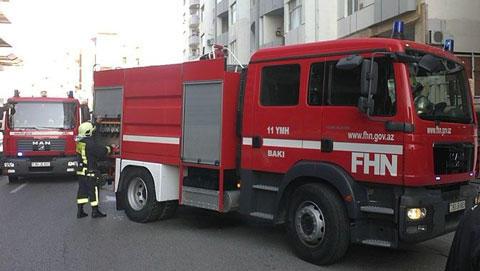 Sumqayıtda yaşayış binasında yanğın oldu, 8 nəfər təxliyə edildi - VİDEO