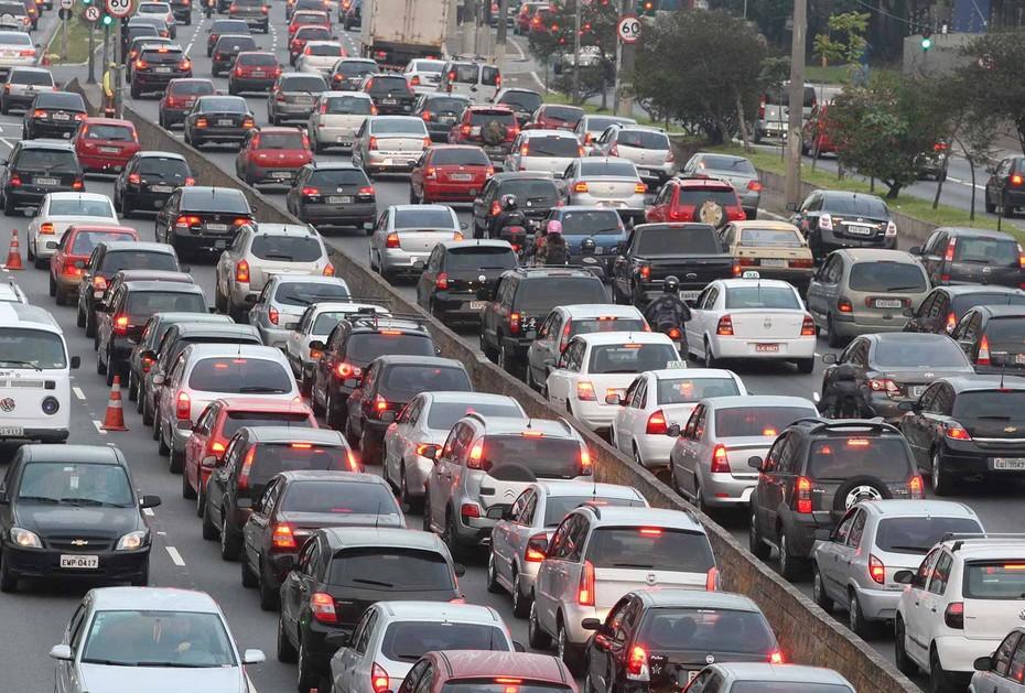 Şəhər böyüyür, yollar daralır – Tıxacın qarşısı necə alınmalıdır?