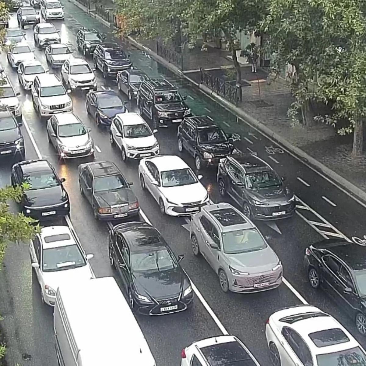 Bakının bir sıra yollarında nəqliyyatın sıxlığı yaranıb