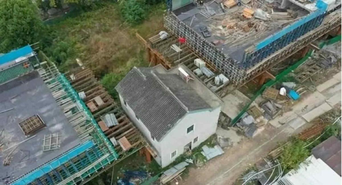 Plana düşən evi üçün milyonlarla dollar istədi: Layihəni yarımçıq saxladılar