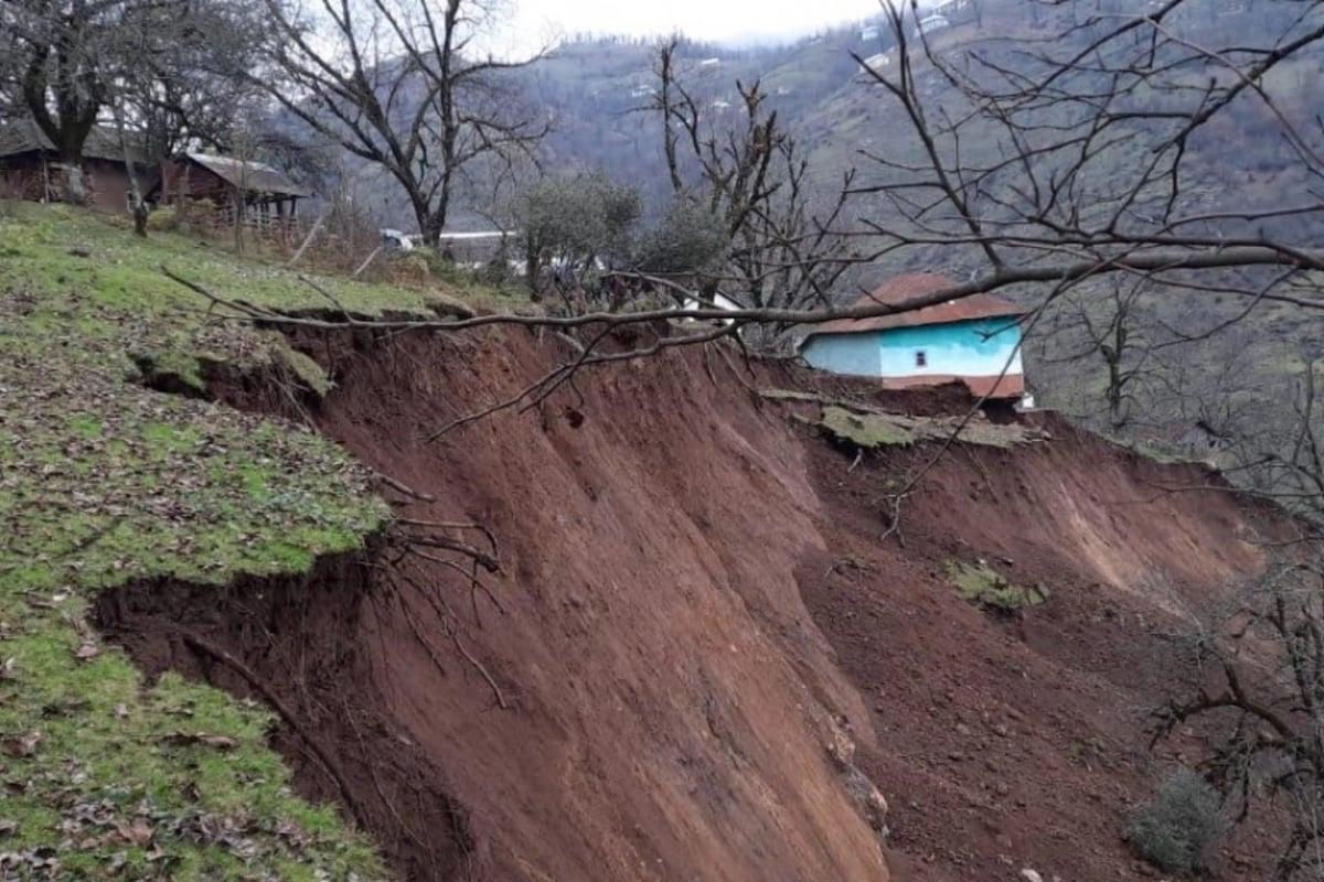 Astarada leysan nəticəsində torpaq sürüşməsi olub