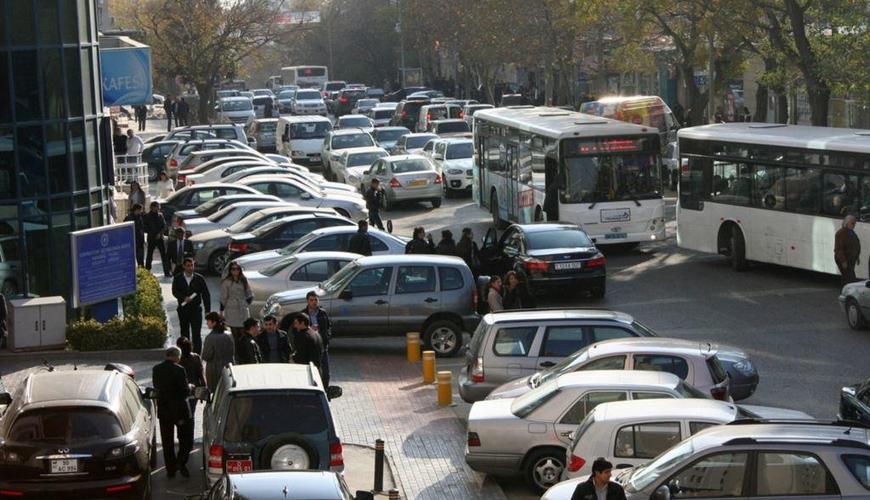 Bu ərazidə avtomobil saxlayan sürücülərin NƏZƏRİNƏ - 40 manat cərimə oluna bilərsiniz