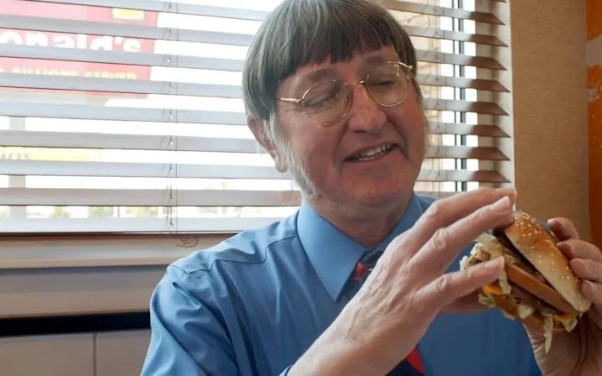 52 ildir ki, hər gün hamburger yeyir