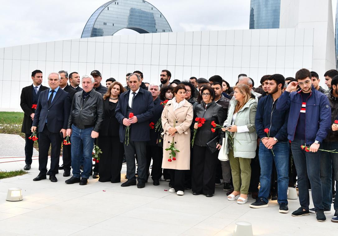 Anım Günü münasibətilə ADNSU kollektivi və tələbələr Zəfər Parkını ziyarət etdilər