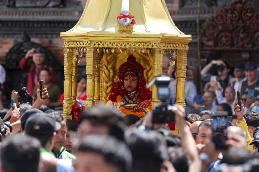 Nepalda iki yaşlı qız yeni "canlı ilahə" seçildi - FOTO