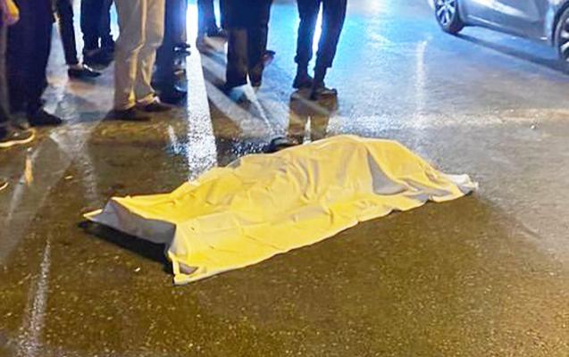 Avtomobil yolda uzanan kişinin üstündən keçdi