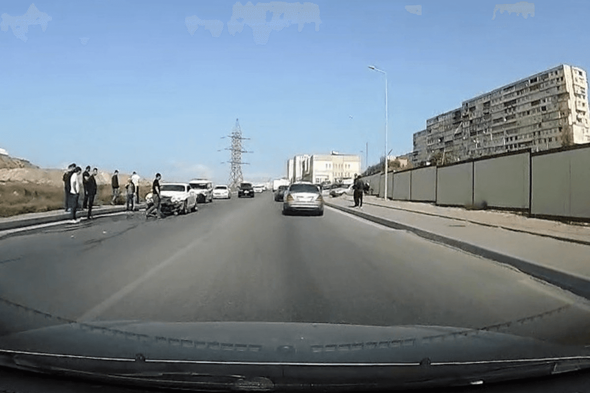 Bakıda "Bentley" qəza törətdi -VİDEO