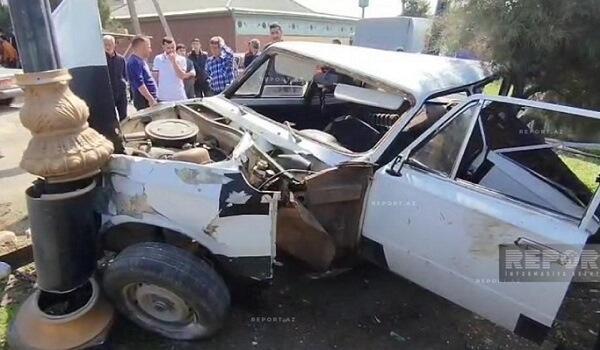 Maşın beton dirəyə çırpıldı