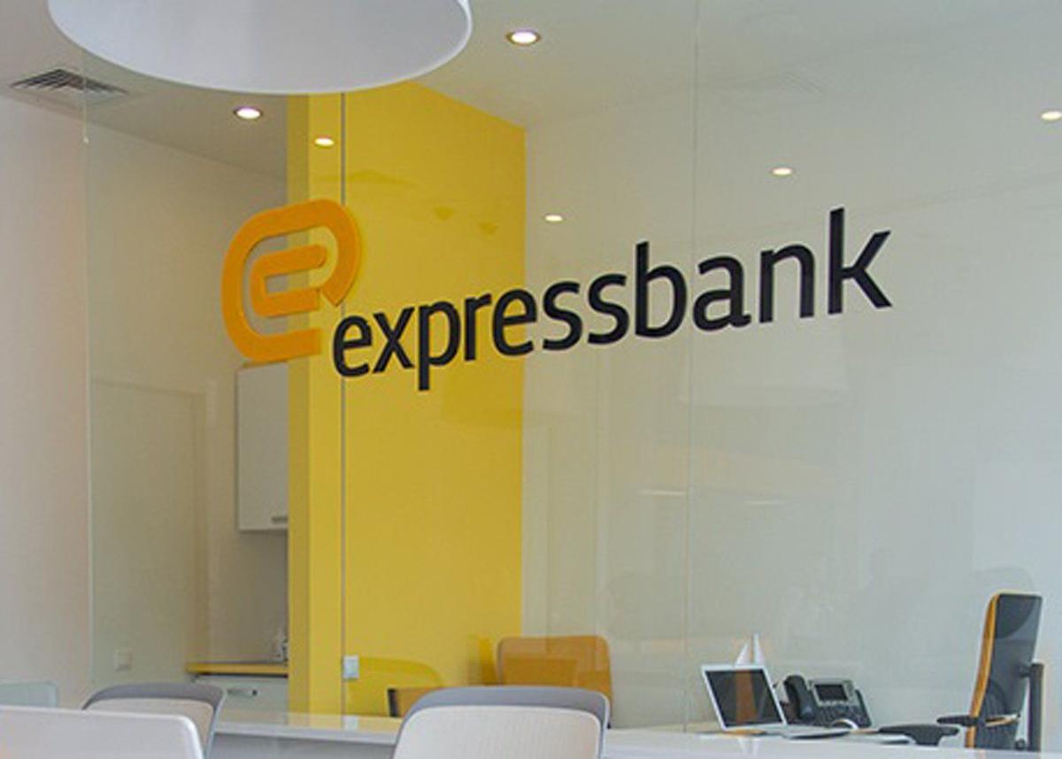 Şirkətlər "Expressbank"dan pulunu çıxardır