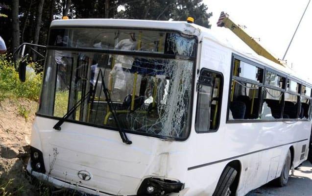 Binəqədidə avtobuslar toqquşdu - Sürücü sıxılı vəziyyətdə qaldı