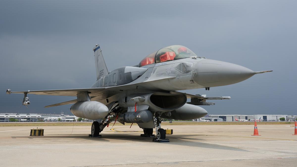 “F-16”lar anqarlarda qaldı - Pilot çatışmazlığı yaranıb