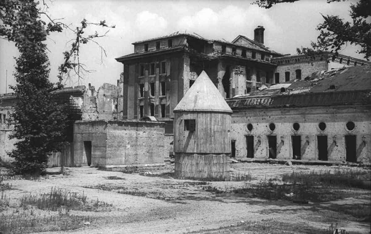 Adolf Hitlerin məzarı olmamasının əsl səbəbi nədir? Adolf Hitlerin məzarı olmamasının əsl səbəbi nədir?