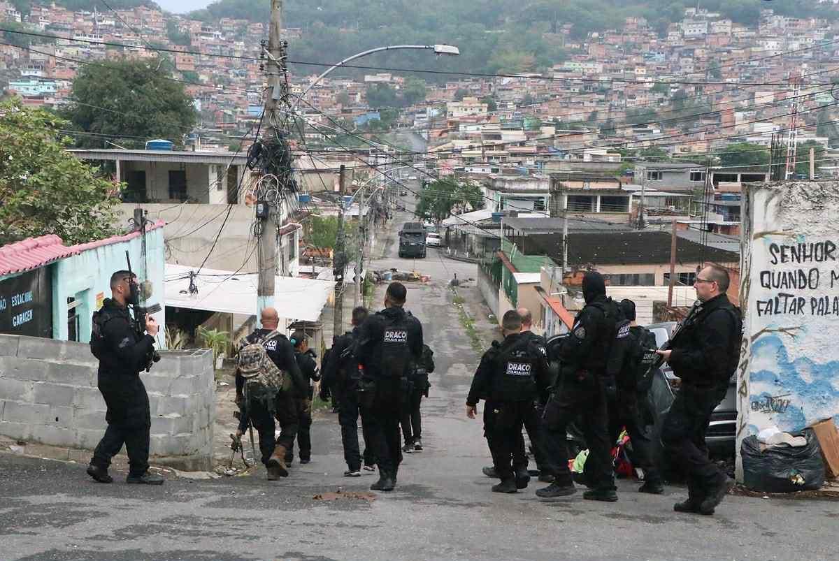 Polis və narkotik tacirləri arasında qanlı toqquşmada 132 nəfər öldürüldü