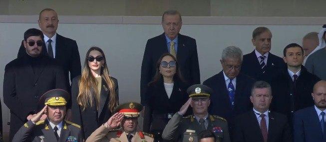 Prezidentin oğlu ilə gəlini hərbi paradda – FOTO