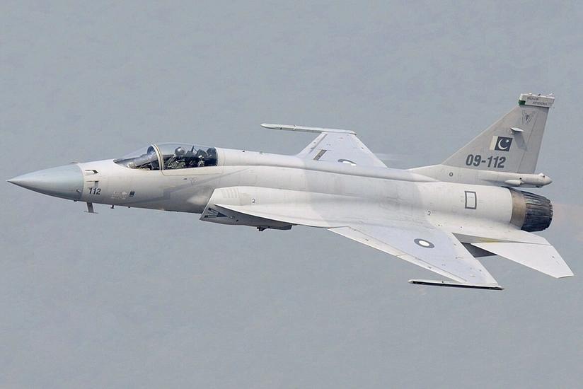 Bakıda hərbi paradda JF-17 təyyarələri nümayiş olundu