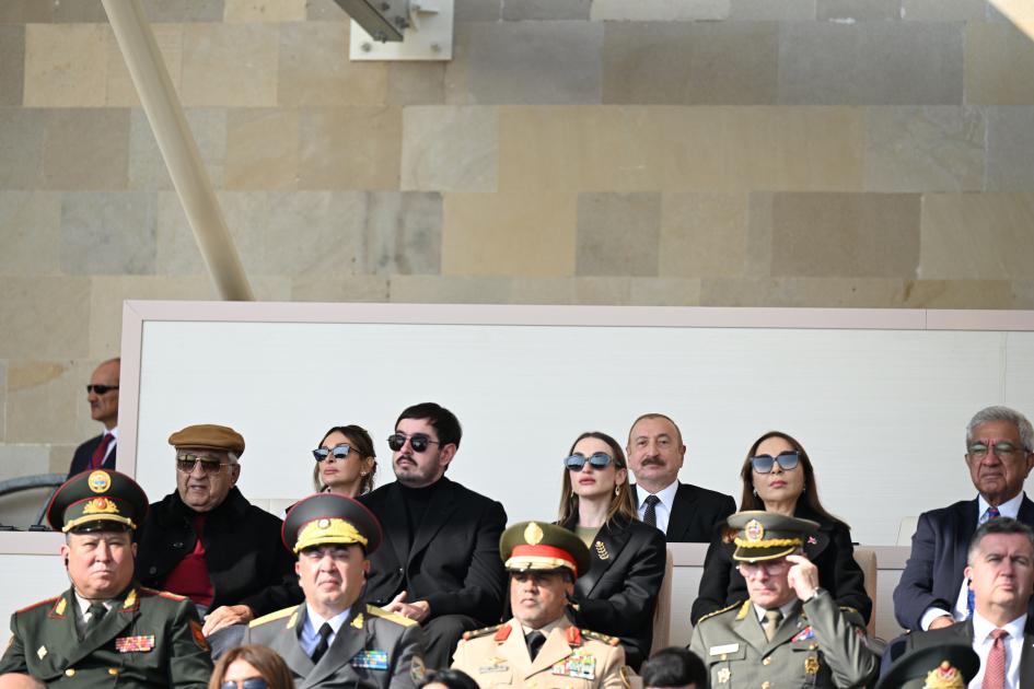 Prezidentlə ailəsinin paraddan yeni - Fotoları