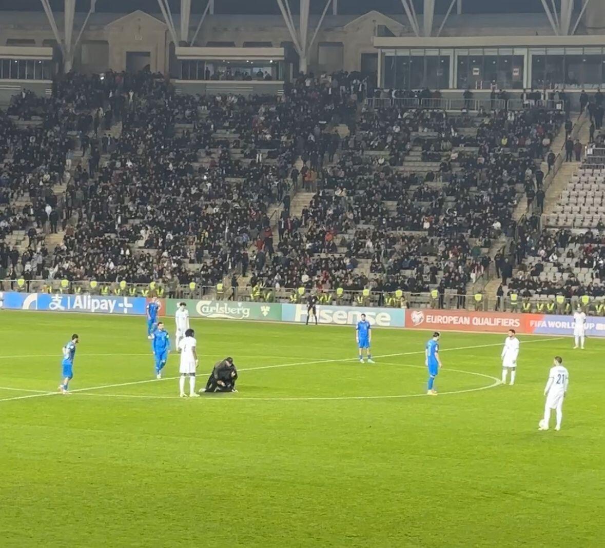Həmin azarkeş meydançaya belə giribmiş - VİDEO