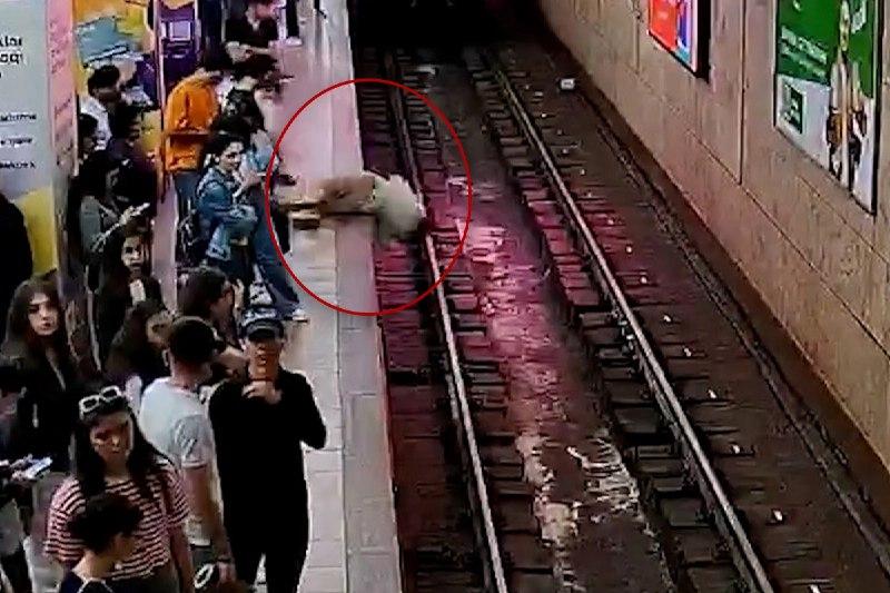 Bakı metrosunda qatar relslərinə düşənlərin görüntüləri