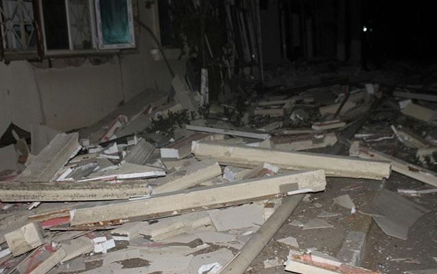 Bakıda bina eyvanı uçdu, qadın yaralandı