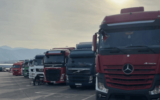 Gürcüstanda saxlanılan Azərbaycan TIR-ları ilə bağlı səfirlikdən açıqlama