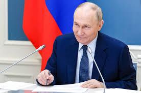 Putin komuz çaldı - VİDEO