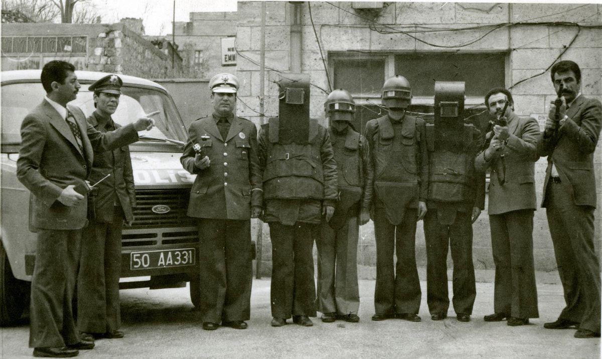 3 təqaüdçü polis məmuru saxta polis bölməsi yaratdılar