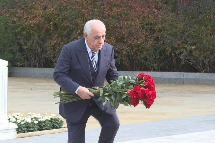 Əli Əsədov Heydər Əliyevin məzarını ziyarət etdi