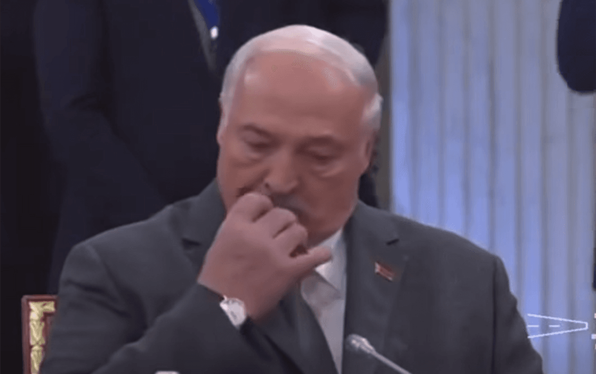 Putinin çıxışı zamanı etdiyi hərəkətlə gündəm oldu - VİDEO