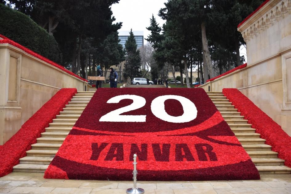 Baş nazirlə spiker Şəhidlər xiyabanını ziyarət etdi