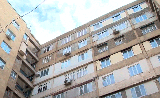 Bakıda kişi binadan yıxılıb öldü Bakıda kişi binadan yıxılıb öldü