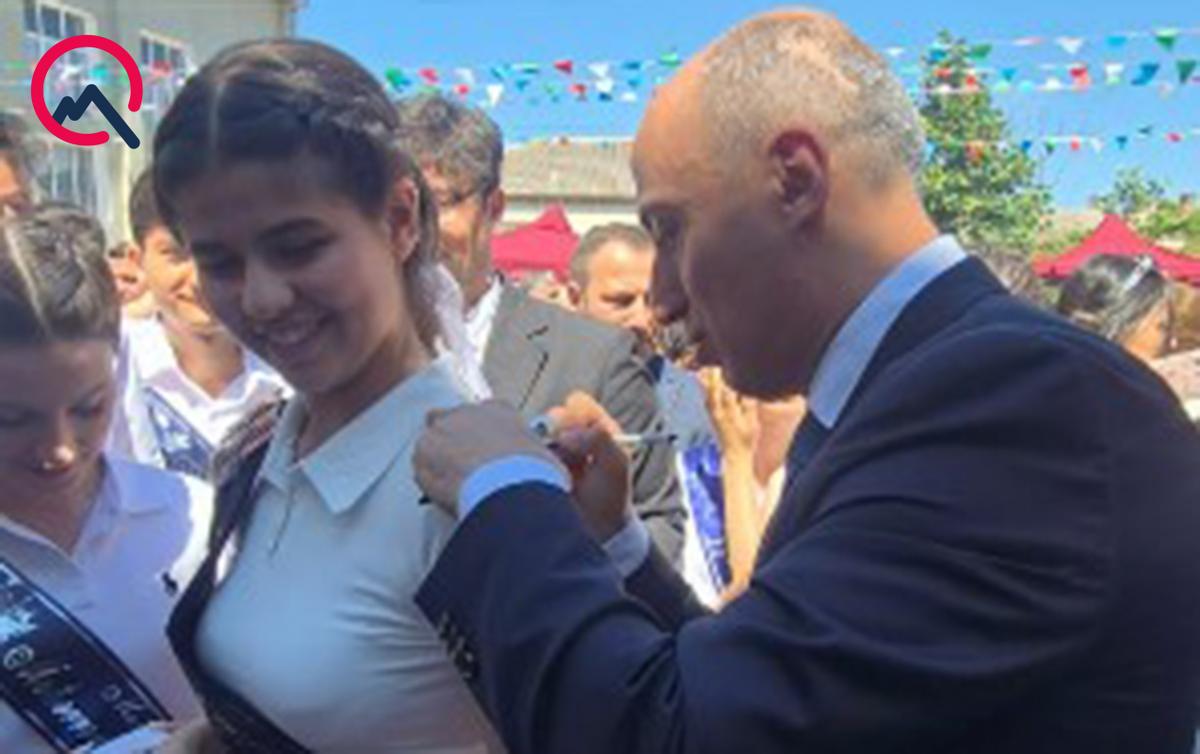 Nazir məzunların köynəyini bir-bir imzaladı - Video - Fotolar