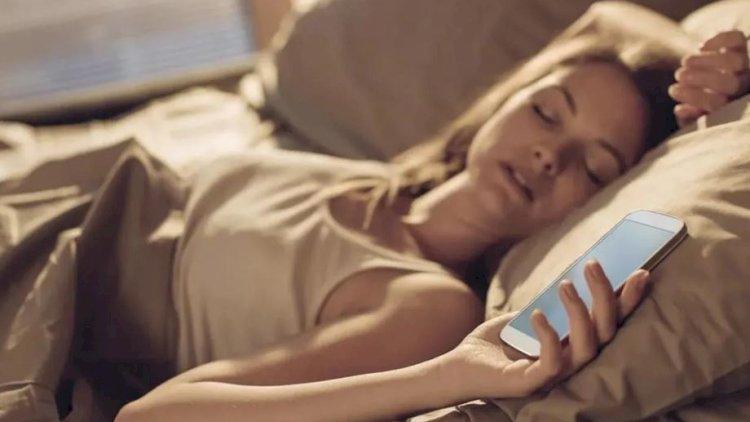 Telefonu yatağa aparanları gözləyən təhlükə açıqladı Telefonu yatağa aparanları gözləyən təhlükə açıqladı