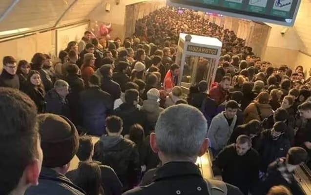 Metroda qorxulu anlar - Azyaşlı uşaq yıxıldı Metroda qorxulu anlar - Azyaşlı uşaq yıxıldı