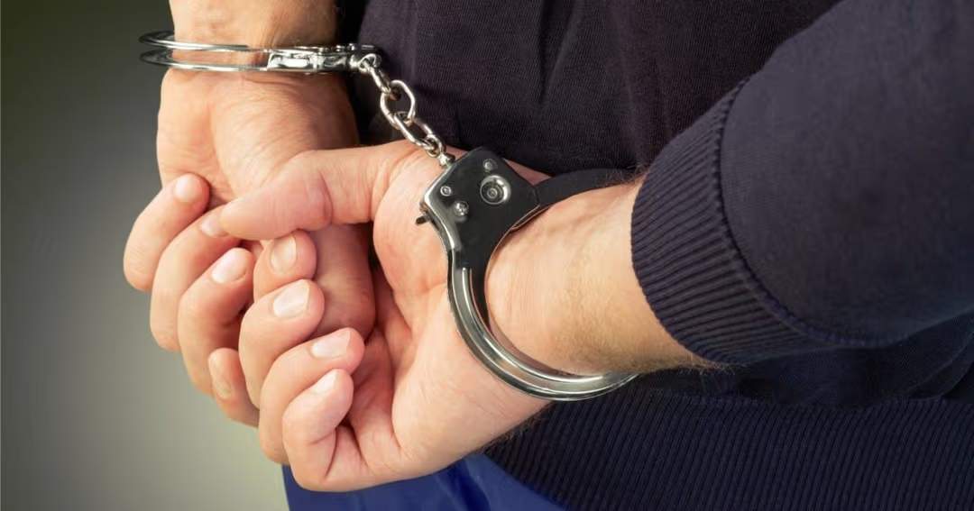 Əvvəl xalası oğlunu bıçaqladı, sonra arvadını öldürdü Əvvəl xalası oğlunu bıçaqladı, sonra arvadını öldürdü