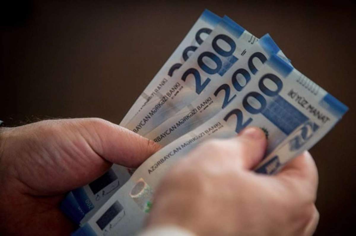 Azərbaycanda bu şəxslər iki min manatdan çox maaş alır Azərbaycanda bu şəxslər iki min manatdan çox maaş alır